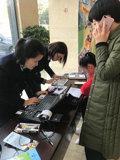 宝石支行营业部走进代发单位网络金融服务月